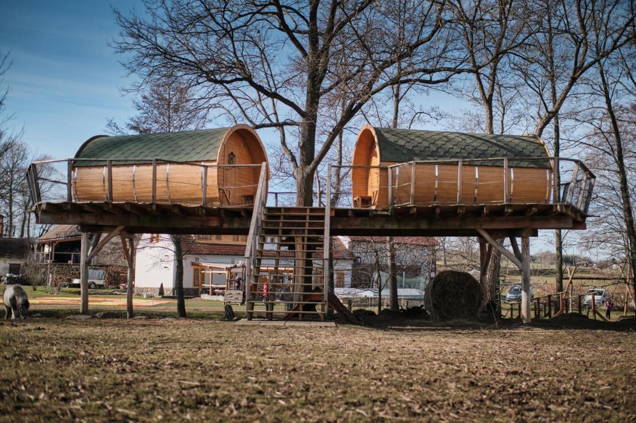 Jesenice  Viking Houses Strnadovsky Mlyn מראה חיצוני תמונה